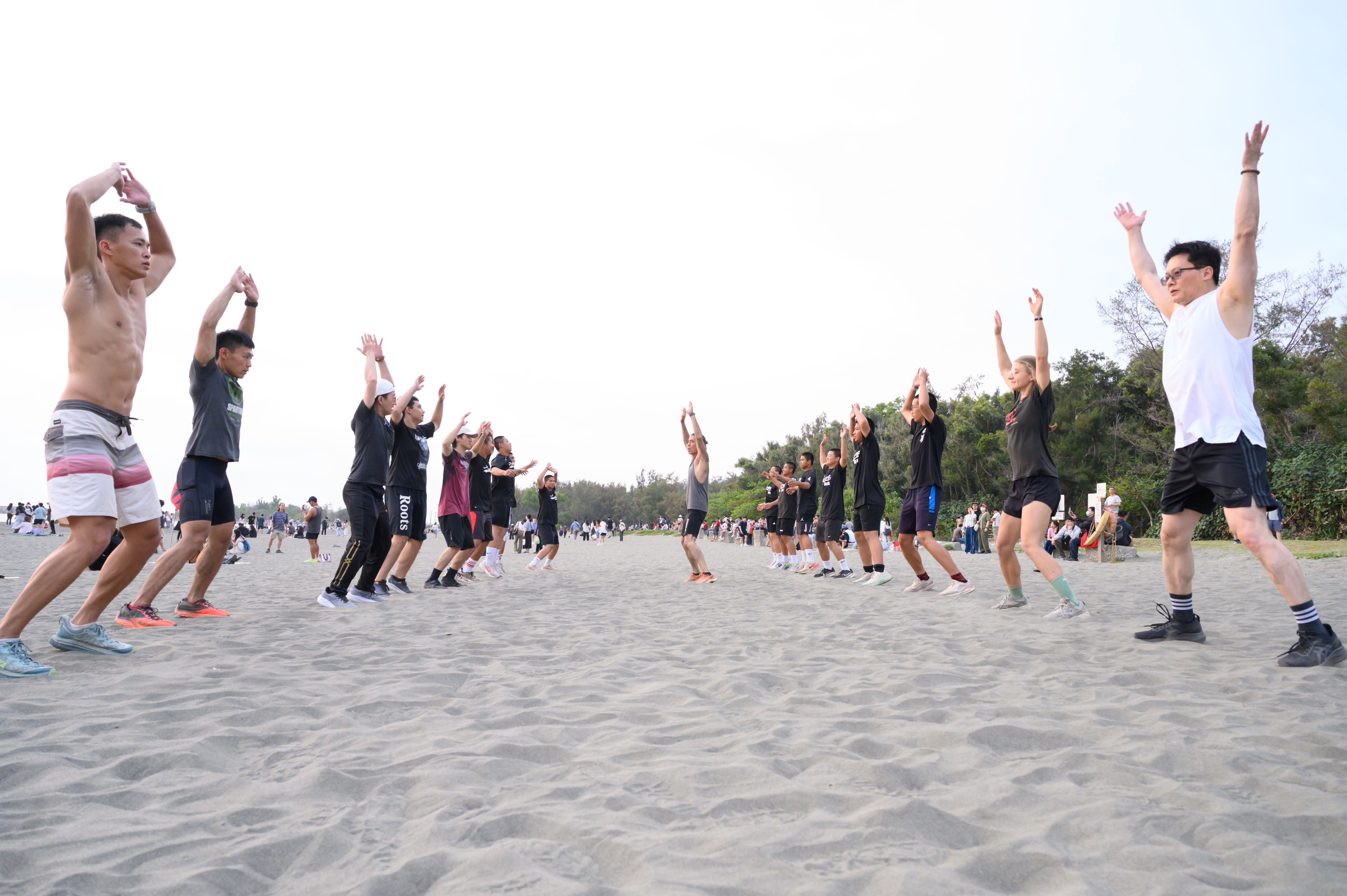 選手在沙地中奔跑、翻滾、挑戰各項關卡，完全不怕弄髒。大會提供