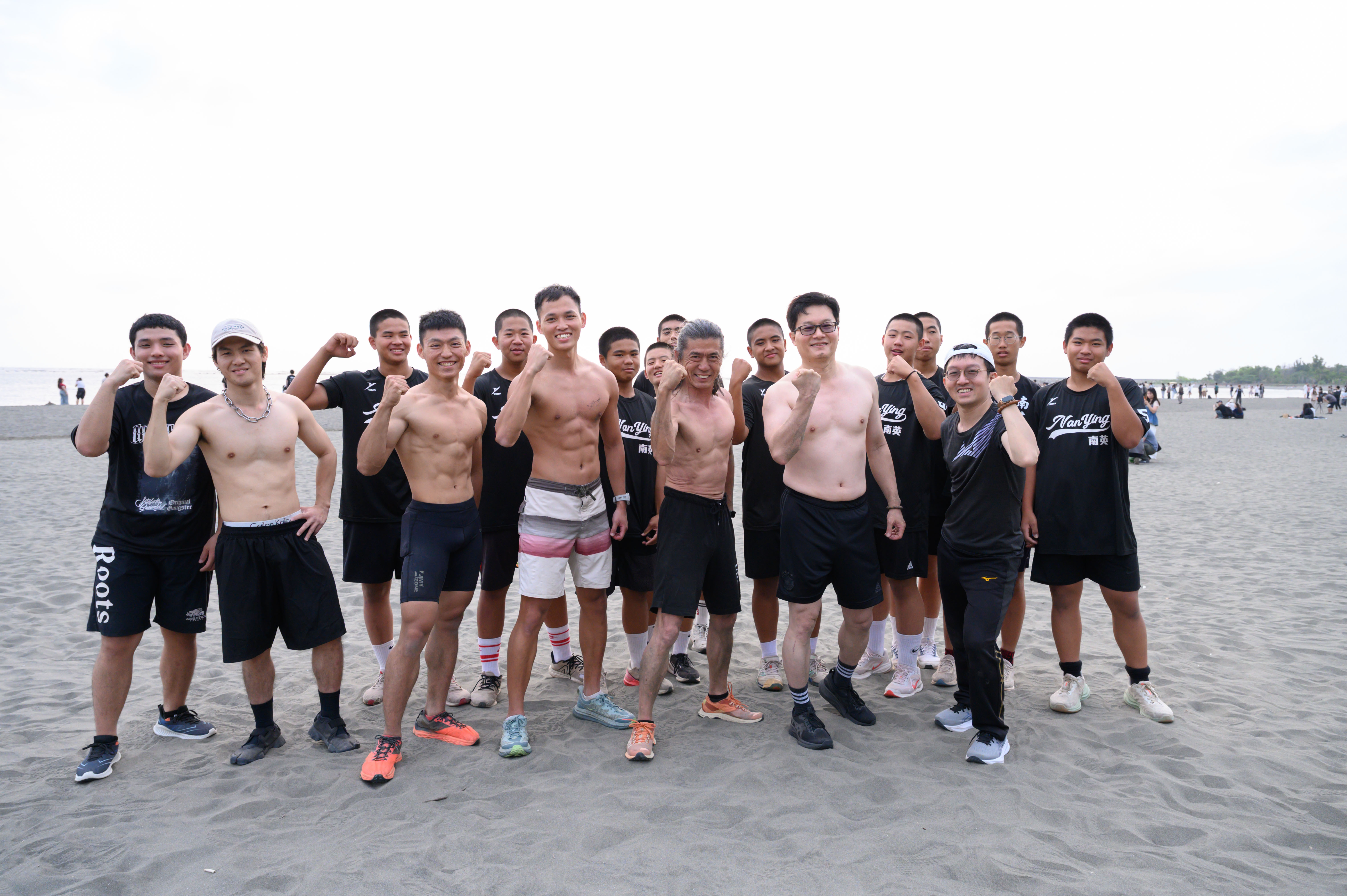 台南市政府副秘書長徐健麟（前排右二）也親自到場體驗斯巴達的訓練。大會提供