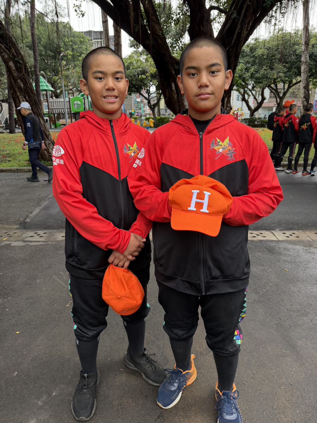 胡品浩(左)與胡品瀚雙胞胎同場開轟。吳敏欣攝