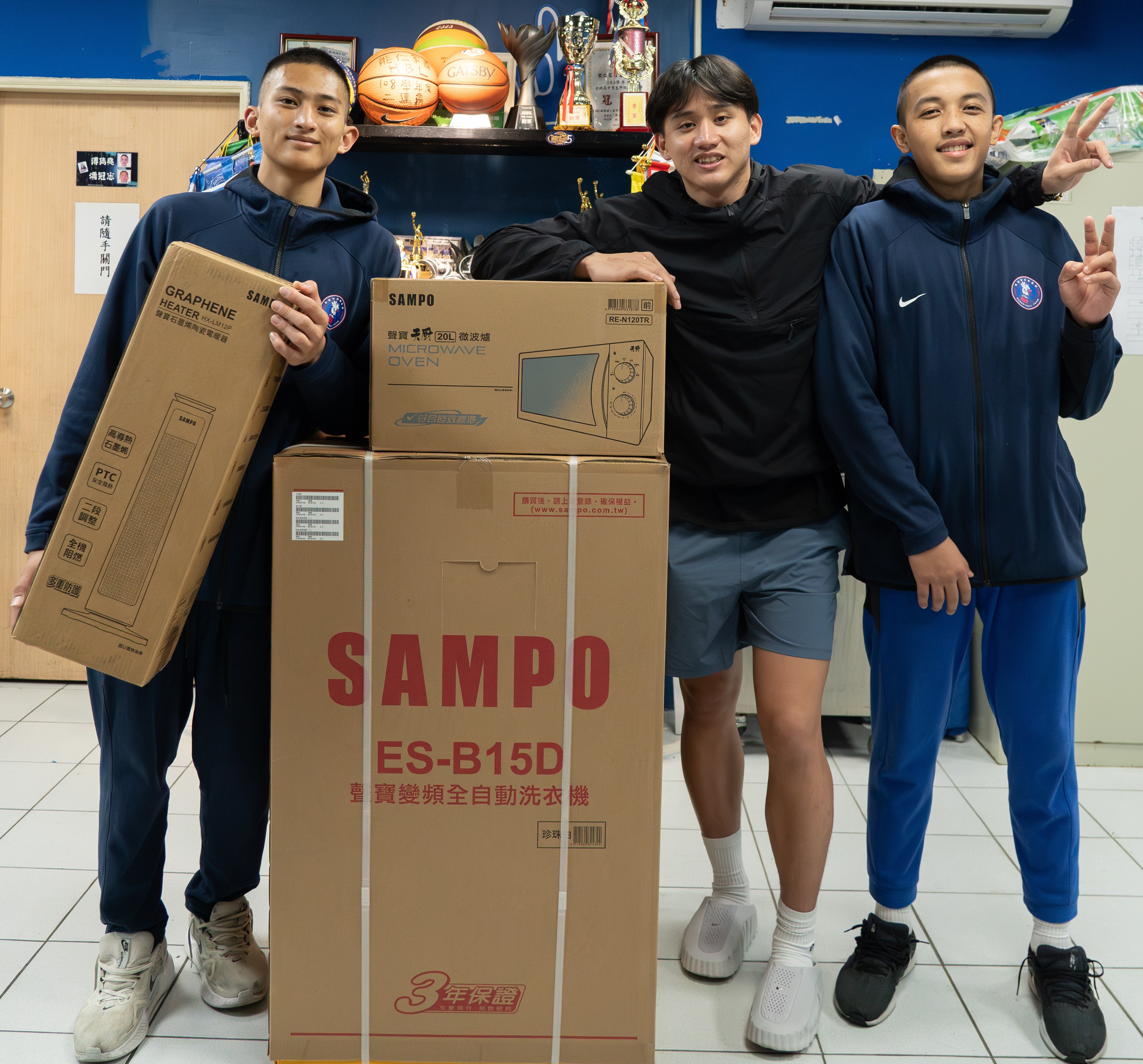 新北國王林彥廷攜手聲寶捐贈家電回饋能仁家商。官方提供