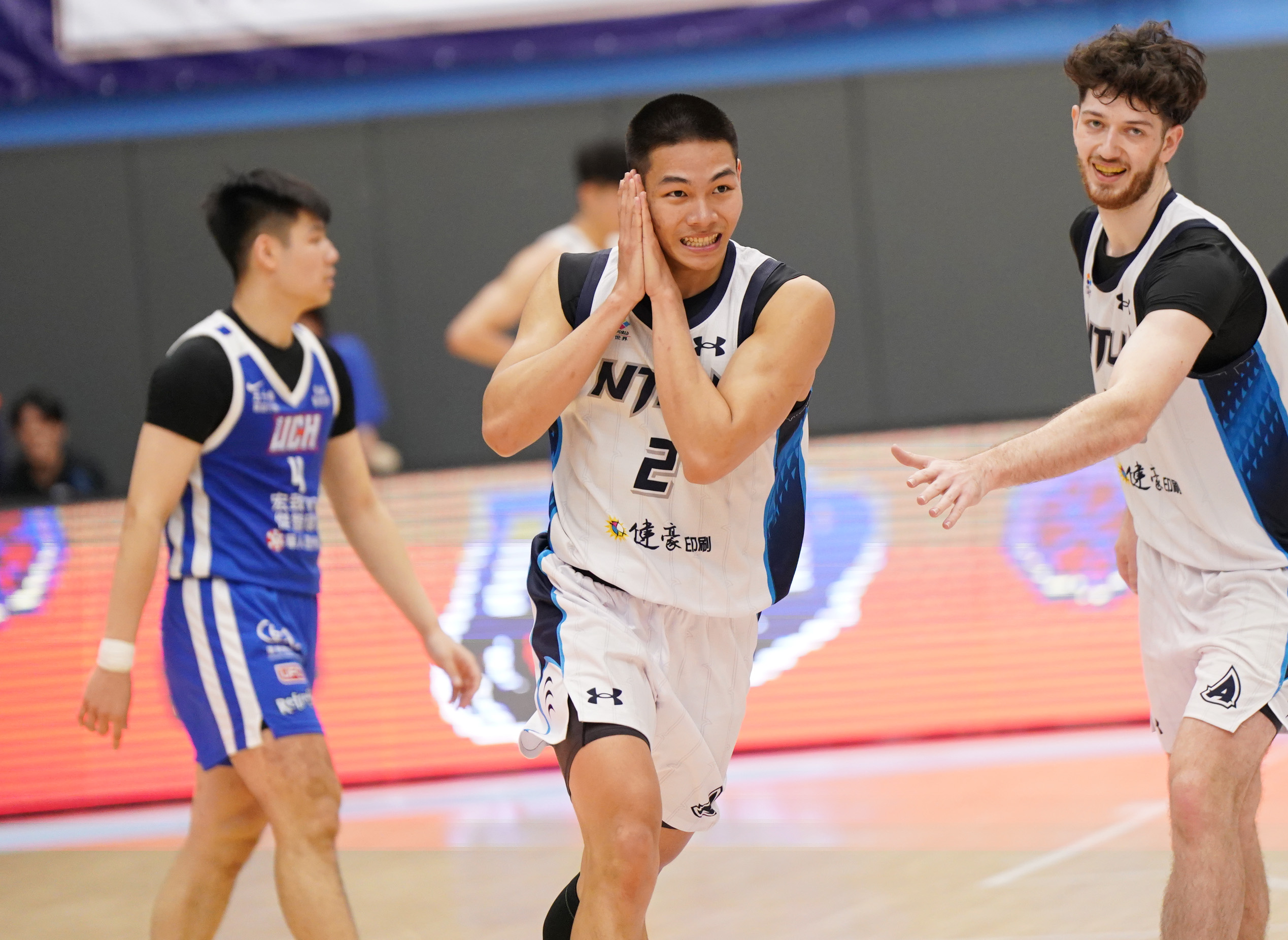 臺灣藝大王威翔關鍵時刻攻進5分化解僵局全場15分7籃板7助攻。大專體總提供