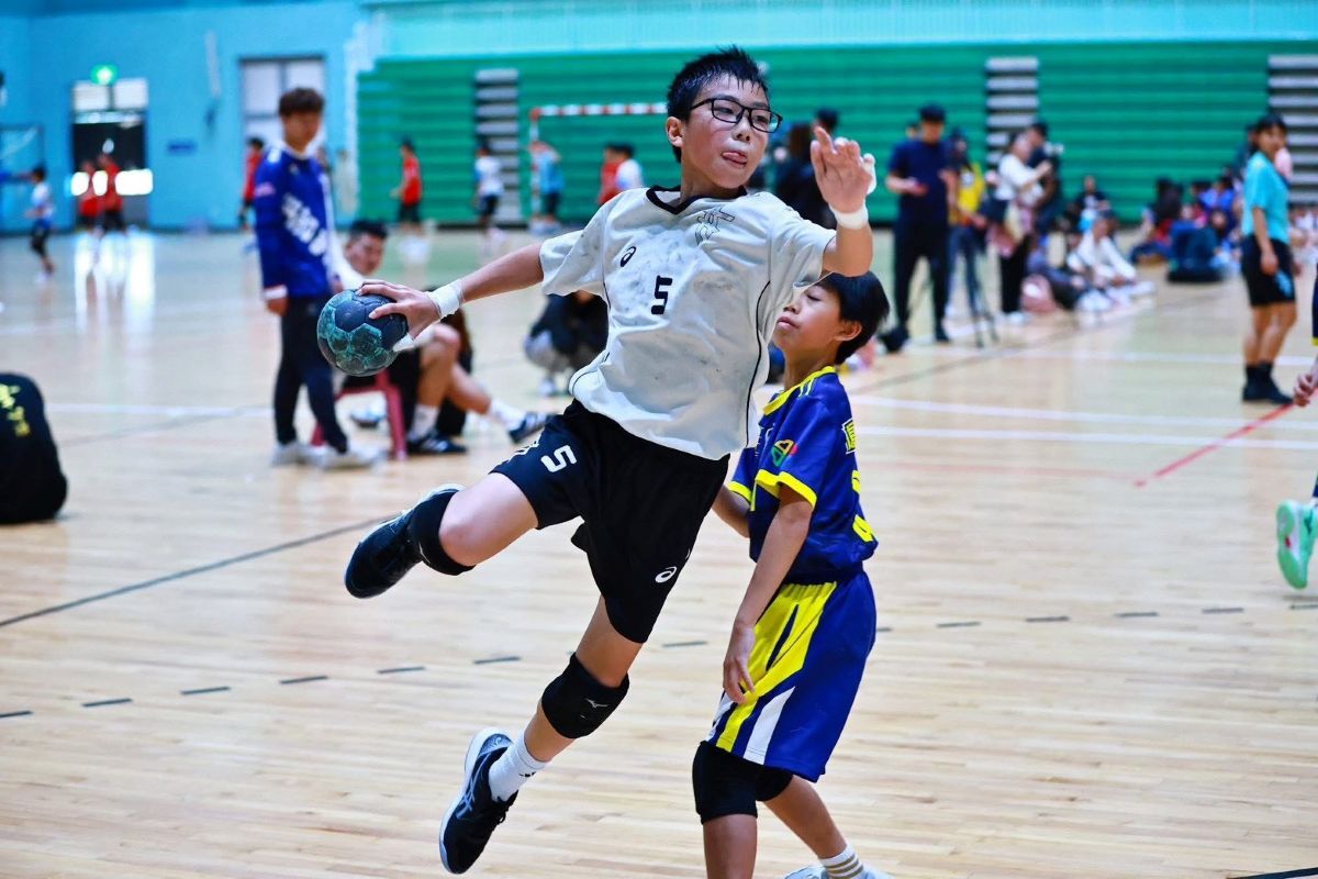 中和國小勇奪114學年度全國中小學手球賽國小男子組冠軍，翁兆君右翼突破防線躍起攻門，展現關鍵得分氣勢。新北市體育局提供