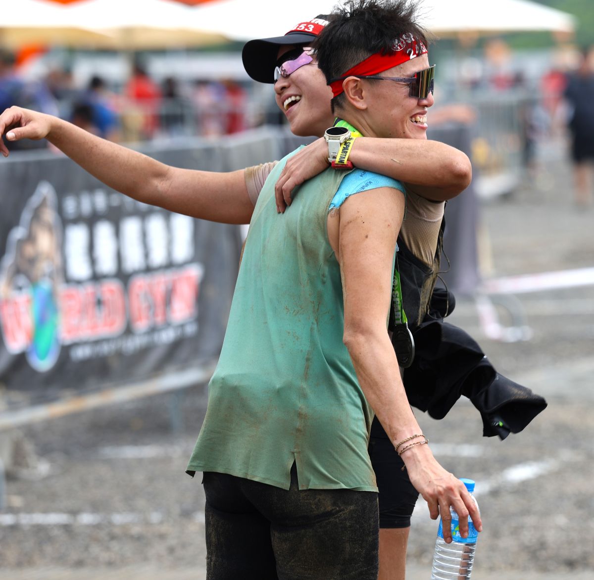 何孟秋與謝伯韻分獲女子總排第6、7，抵達後開心相擁。大會提供