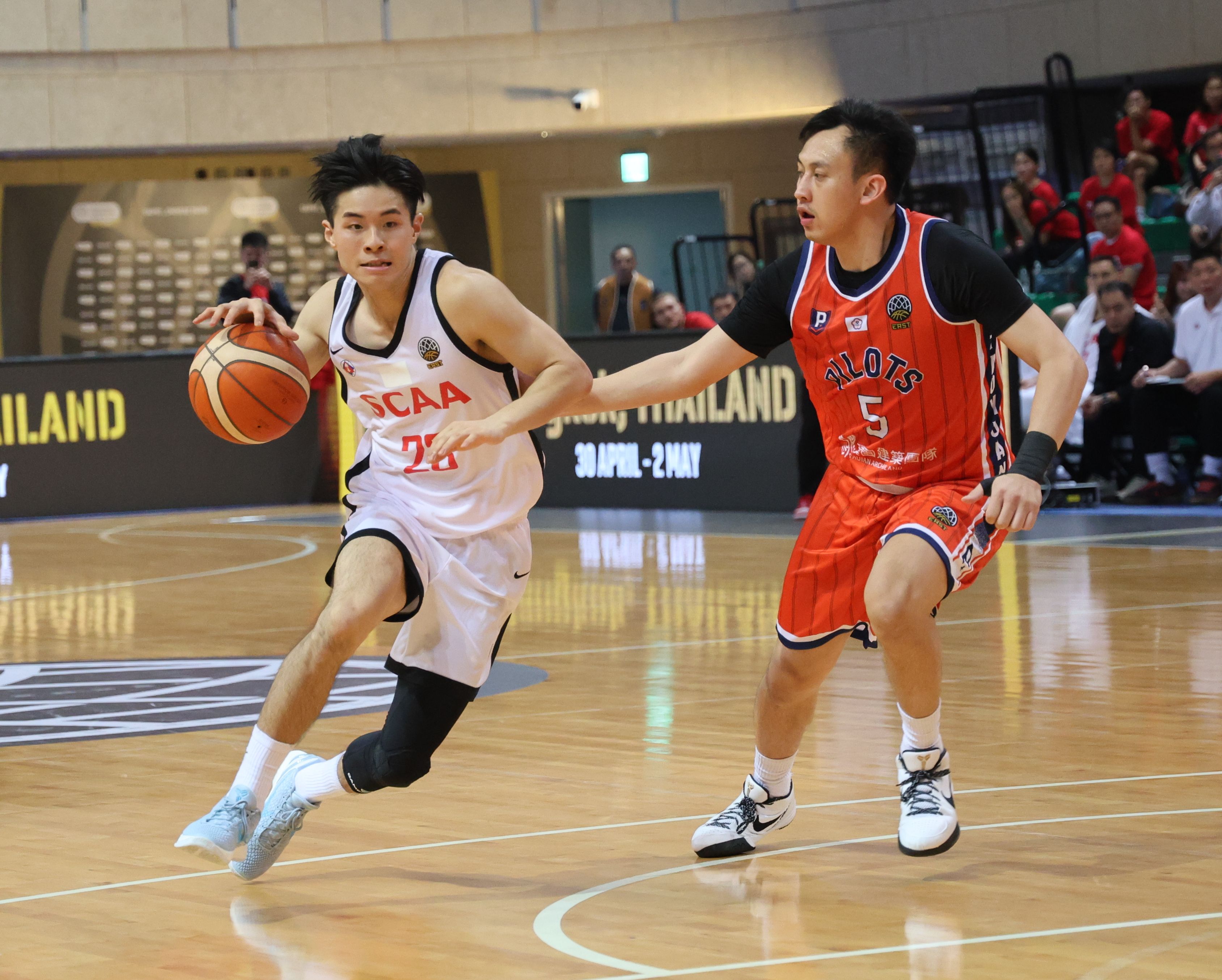 26歲的曾湛元（左）為南華培養主力控球。陳楷攝