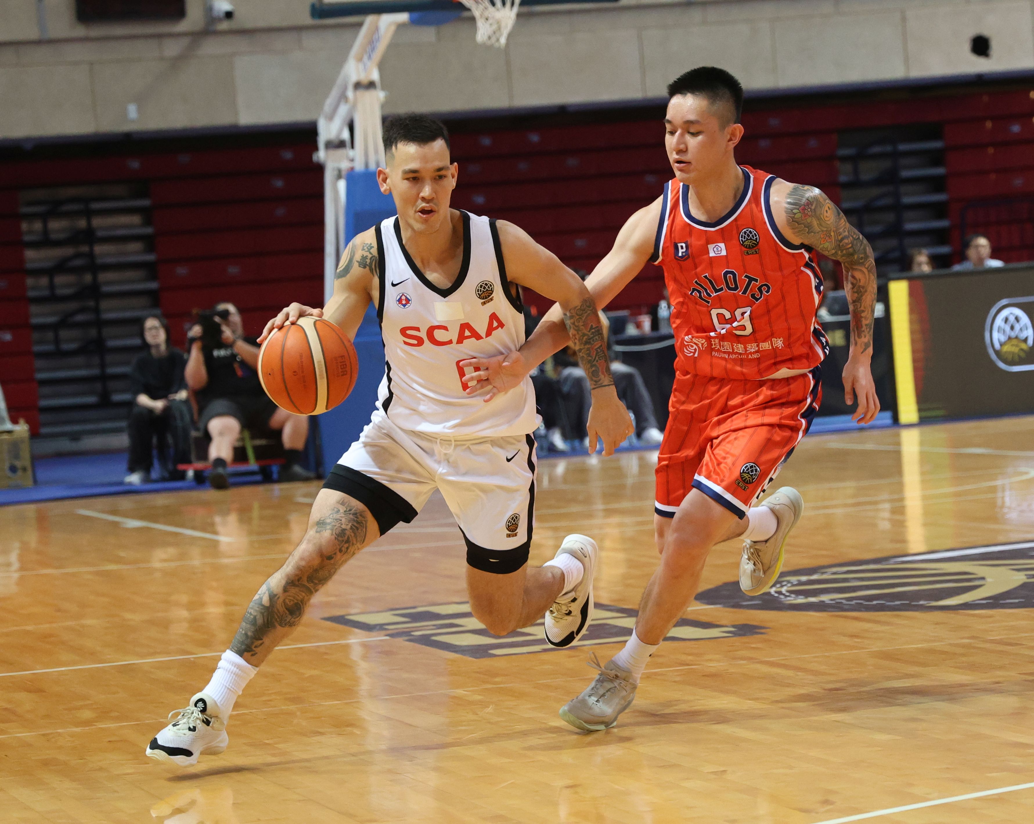 曾打過PLG鋼鐵人的楊和（左）未來將以本土球員身分替香港出戰國際賽。陳楷攝