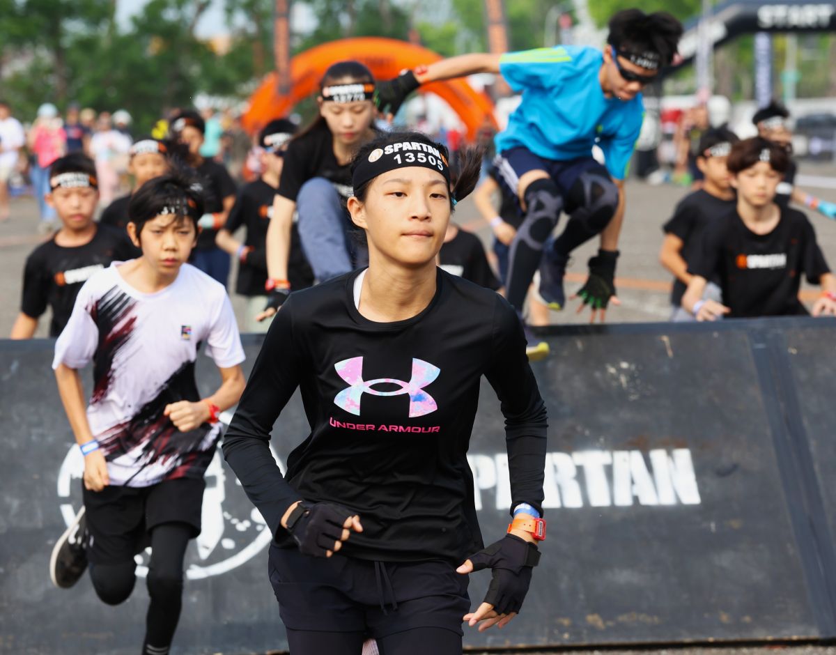 台南市龍潭國小有氧體操選手李馜前首次挑戰斯巴達。大會提供