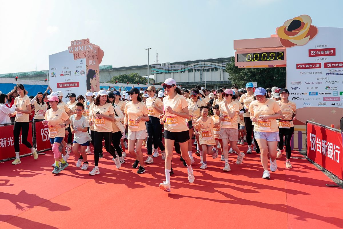 台新新光金控董事長夫人彭雪芬和台北101董座賈永婕參加3公里組起跑。中華民國路跑協會提供