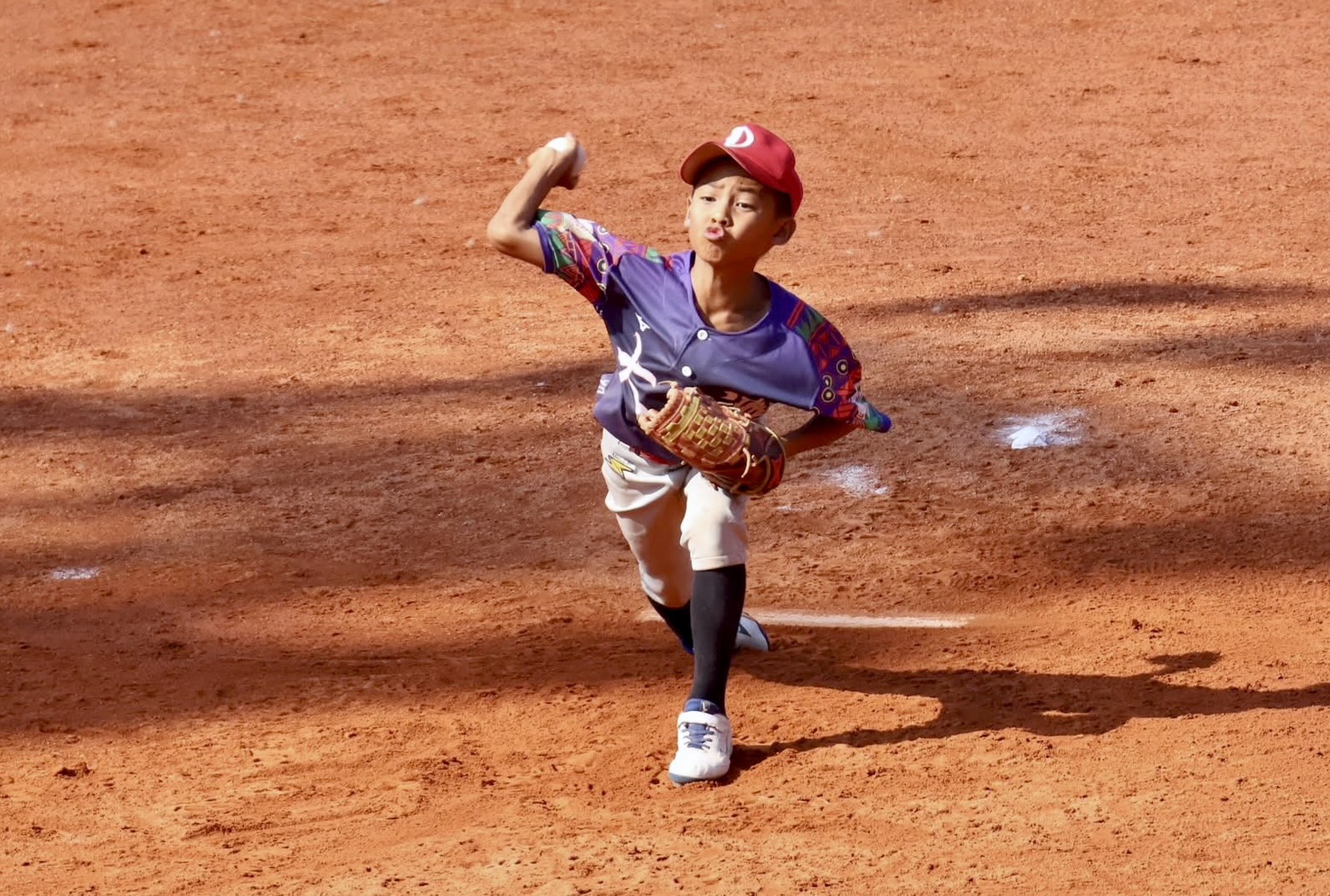 台東大溪國小古震陽製造雙殺關門成功。學生棒聯提供