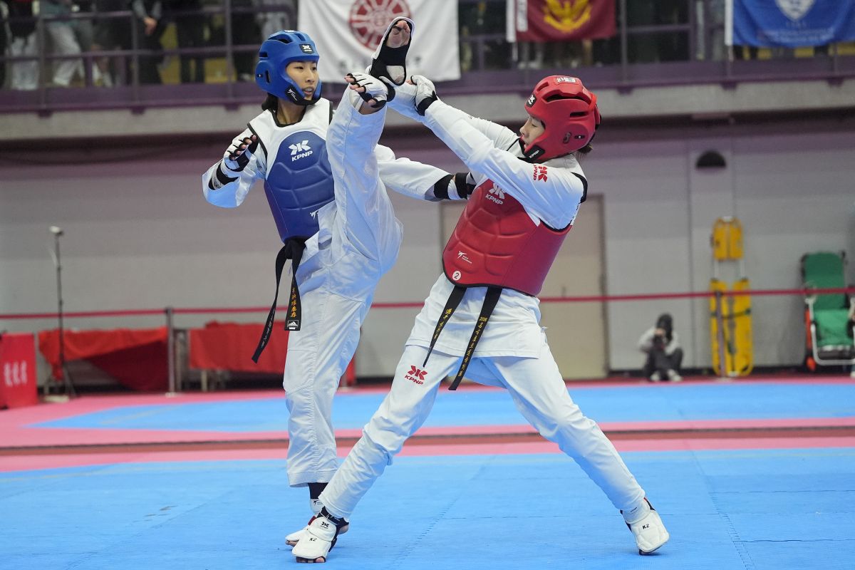 國立體大跆拳道選手黃映瑄(左)成功摘金。 全大運辦公室提供