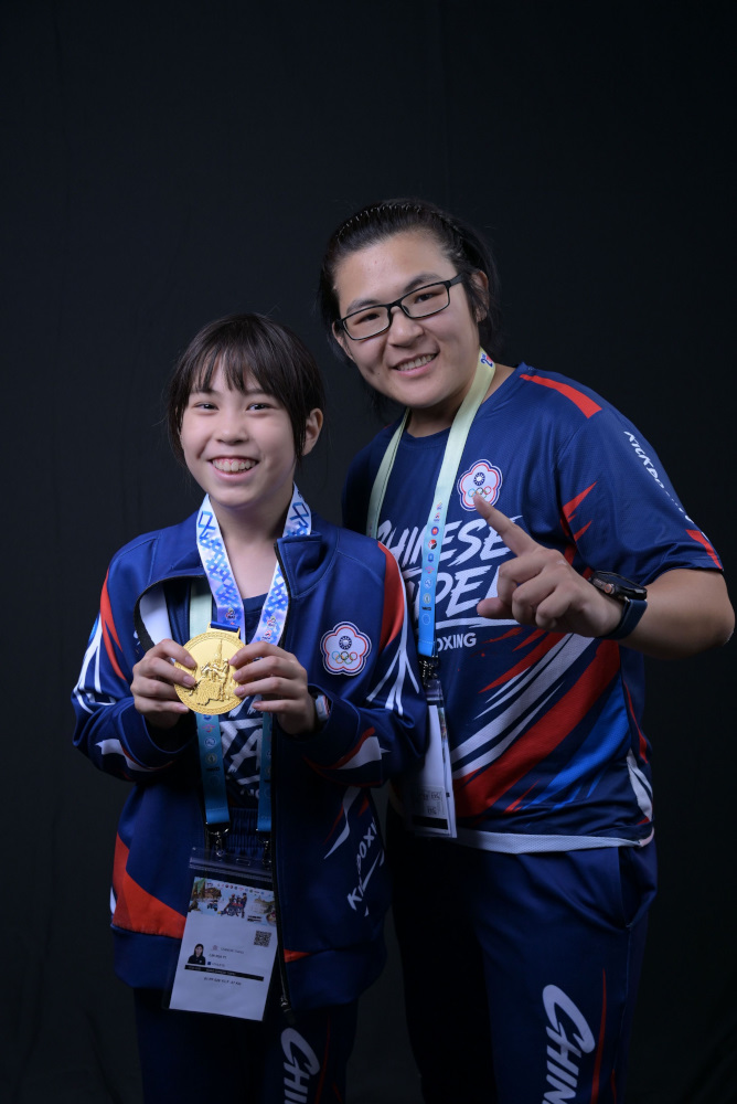 小高組|林芮誼(左一)首次參加國際賽,在領先情況下因緊張一度呼吸失調,經教練即時調整後恢復節奏,最終奪得半接觸金牌。中華民國踢拳道協會提供