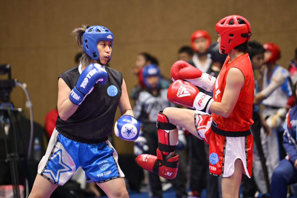 大師組|蔡芳宜(左一)於輕接觸與輕踢項目中展現優異體能與穩定發揮,雙項皆勇奪金牌。中華民國踢拳道協會提供