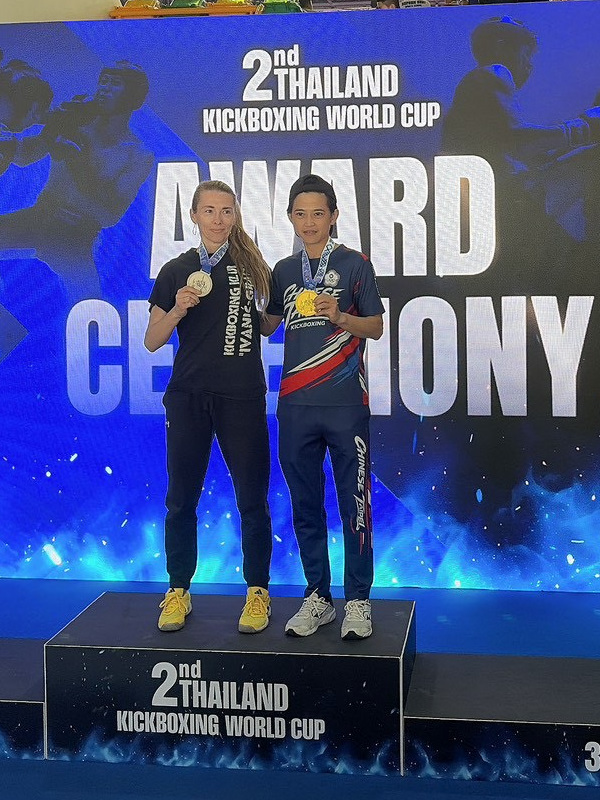 大師組|李嘉玲(右一)對戰踢拳強國克羅埃西亞選手,展現平時訓練成果與極速反應能力,在半接觸項目奪得金牌。中華民國踢拳道協會提供