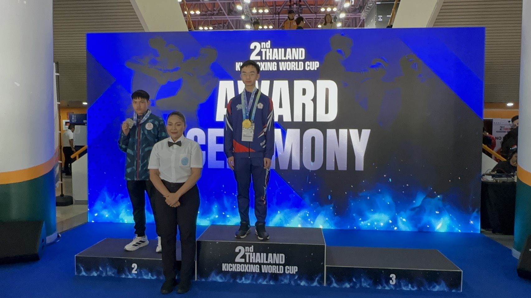 年組|黃胤軒(右一)面對泰拳強敵,展現強大爆發力與體能優勢,成功以TKO擊敗對手,奪得金牌。中華民國踢拳道協會提供