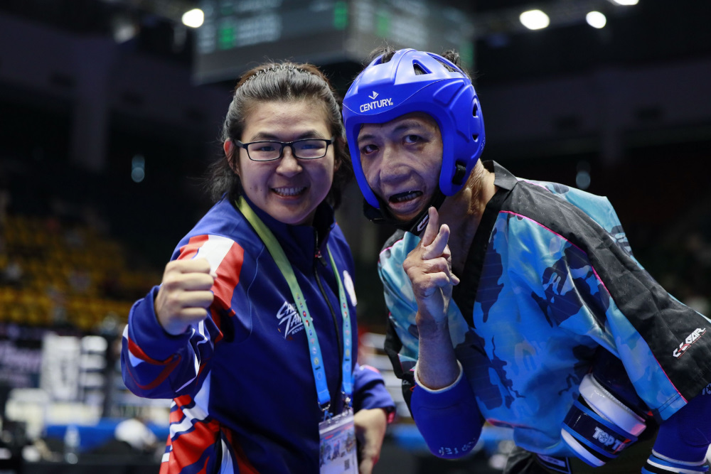 大師組|卓修世(右一)全身燒傷面積達六成,仍不畏身體限制奮戰賽場,在半接觸項目中勇奪金牌,展現驚人意志力。中華民國踢拳道協會提供