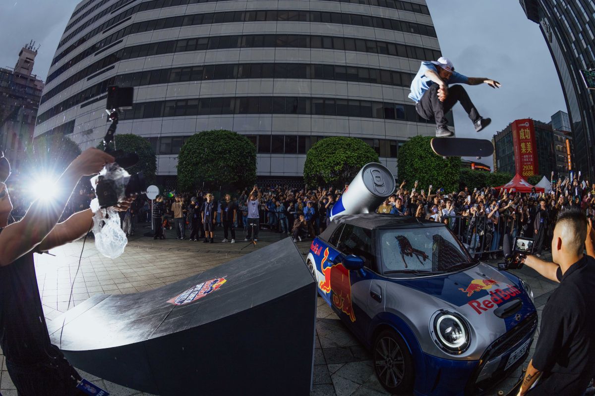Red Bull運動員滑板大神Ryan Shecklertorey Pudwill飛越汽車做招嗨翻中山堂。Red Bull提供
