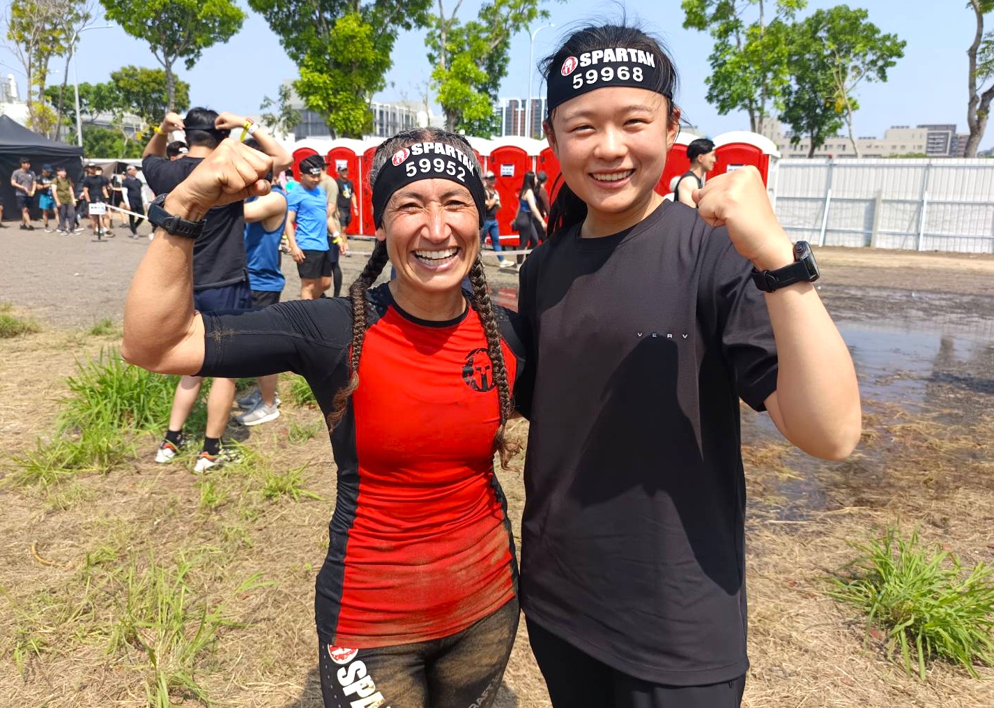 在斯巴達傳奇選手Yara Alves(左)邀請巴黎奧運射箭國手李彩綺首度親身體驗斯巴達。大會提供