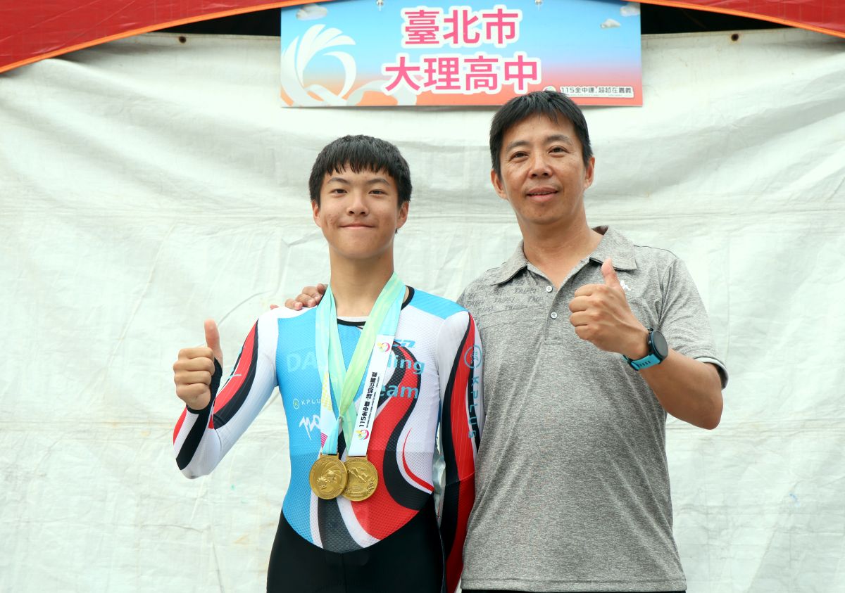 大理高中國中部李亞郡獲雙金與教練合影。