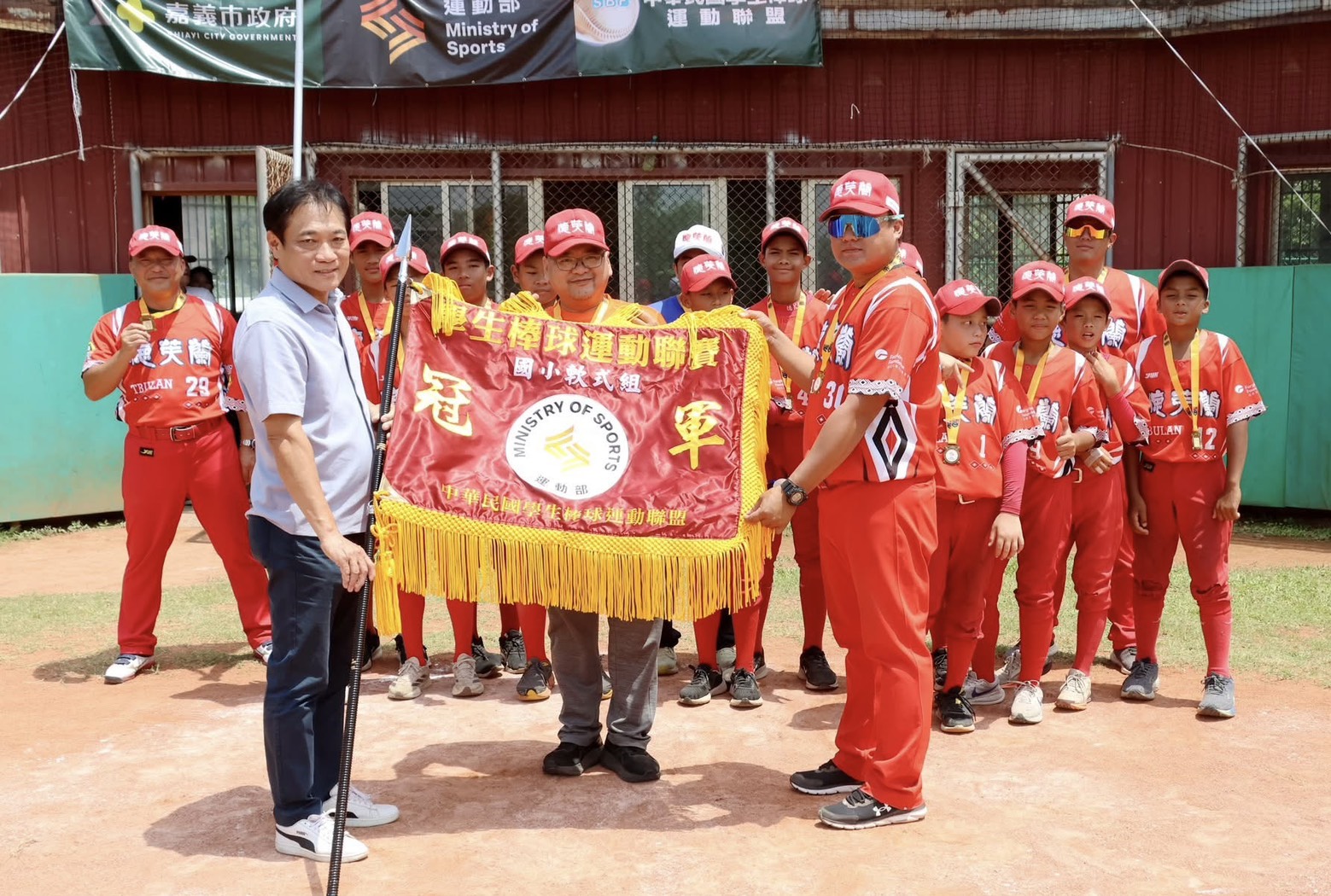 大黑馬德芙蘭勇奪隊史首冠。學生棒聯提供