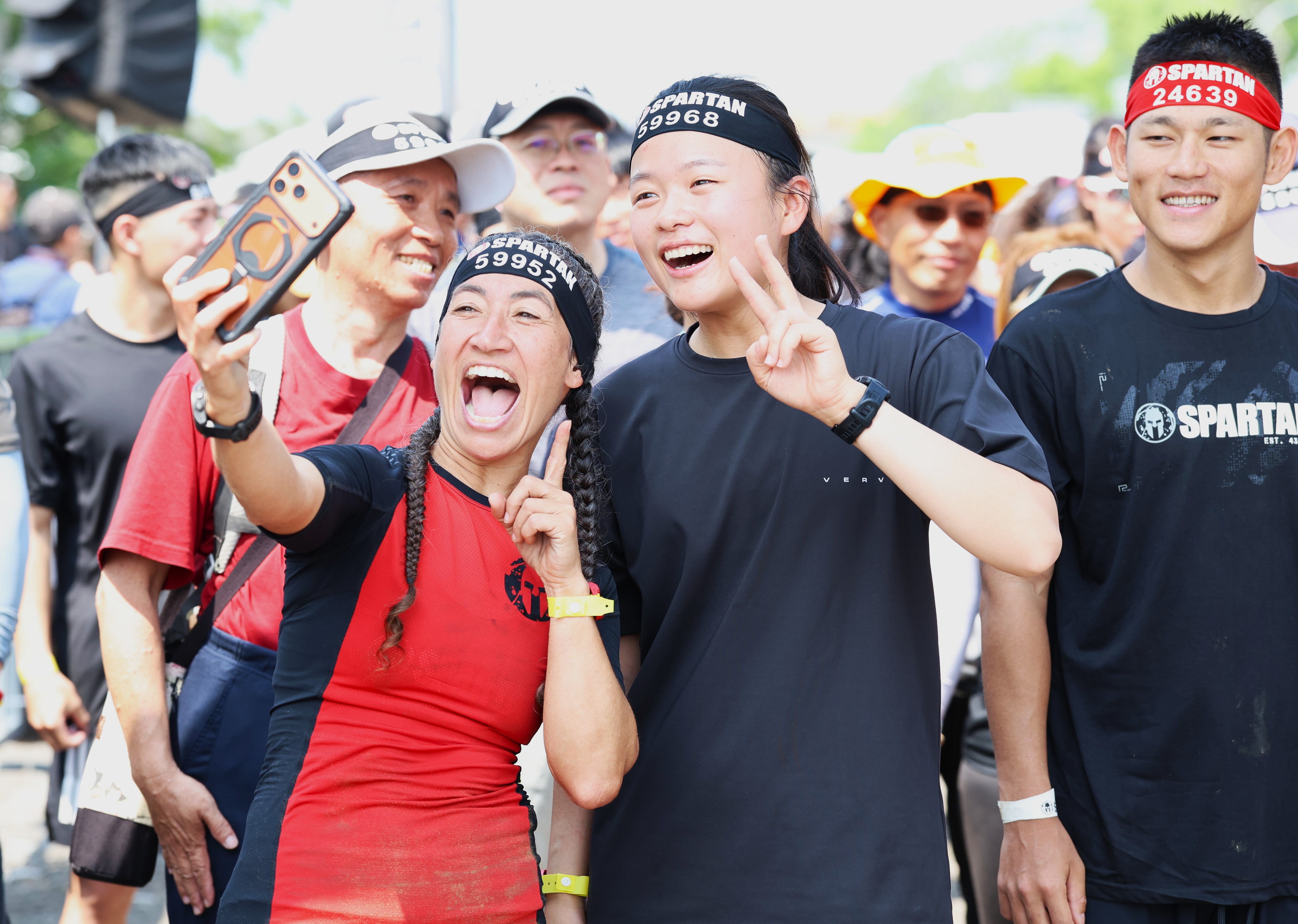 巴黎奧運女子射箭國手李彩綺（右）出發前開心和三色勳章女王Queen Of The Trifecta稱號的Yara Alves開心合照。大會提供