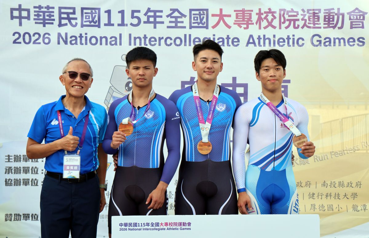 康世峰(右2)在男子競輪拿下個人第三金。大會提供