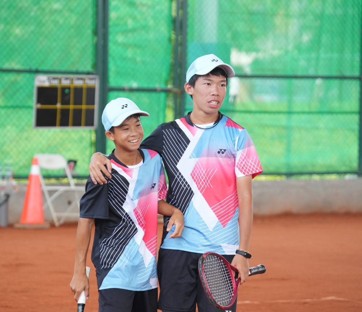 後壁國中男雙組合邱宸鑫(右)曾祤帆挺過追兵進逼艱苦奪金。台南市體育局提供