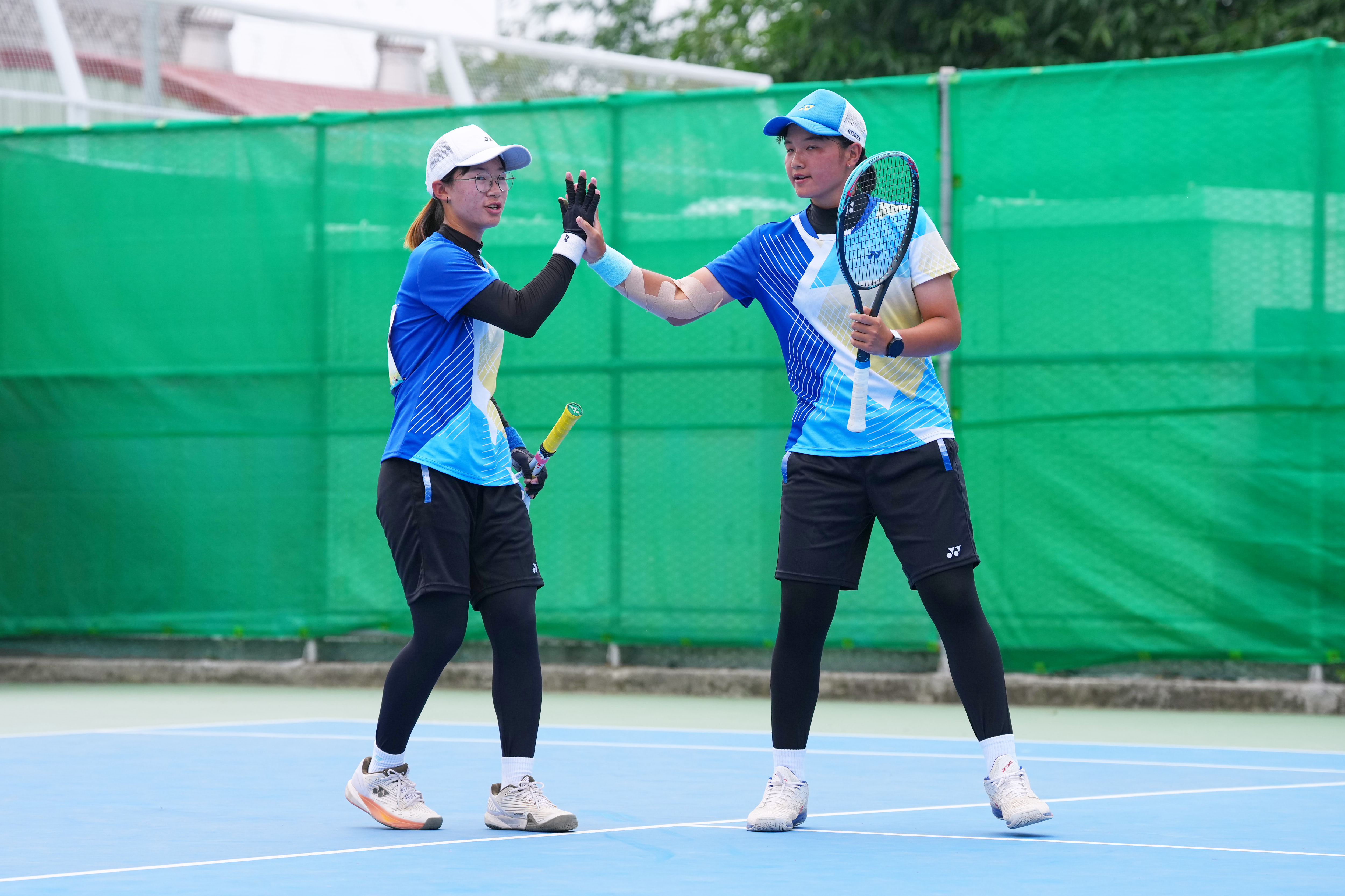 後壁張洧頤(左)陳芓綺得分後彼此擊掌慶祝。臺南市體育局提供