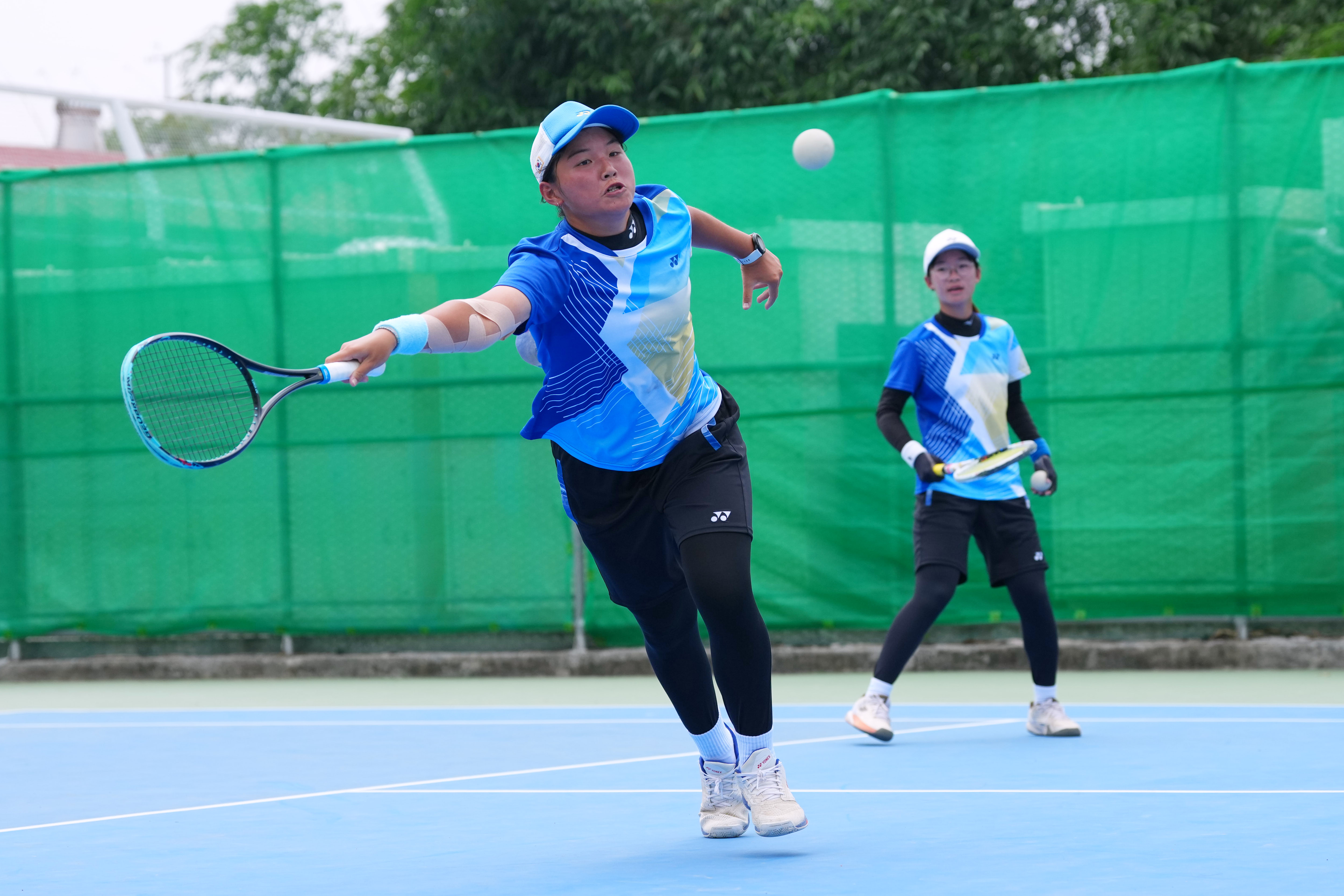 後壁陳芓綺（左）飛身救球也救下一面金牌。臺南市體育局提供