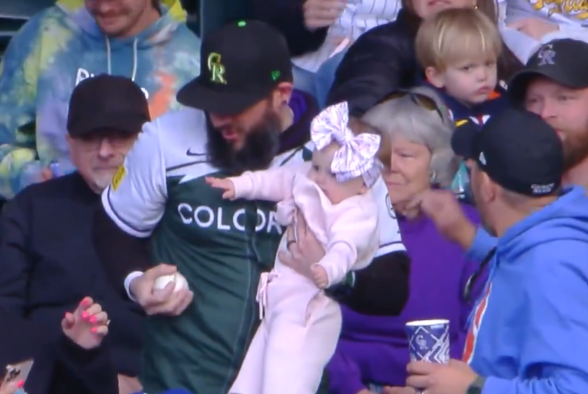 科羅拉多洛磯上週末的主場賽事，一名父親在抱著女兒的情況下徒手接到界外球。摘自推特