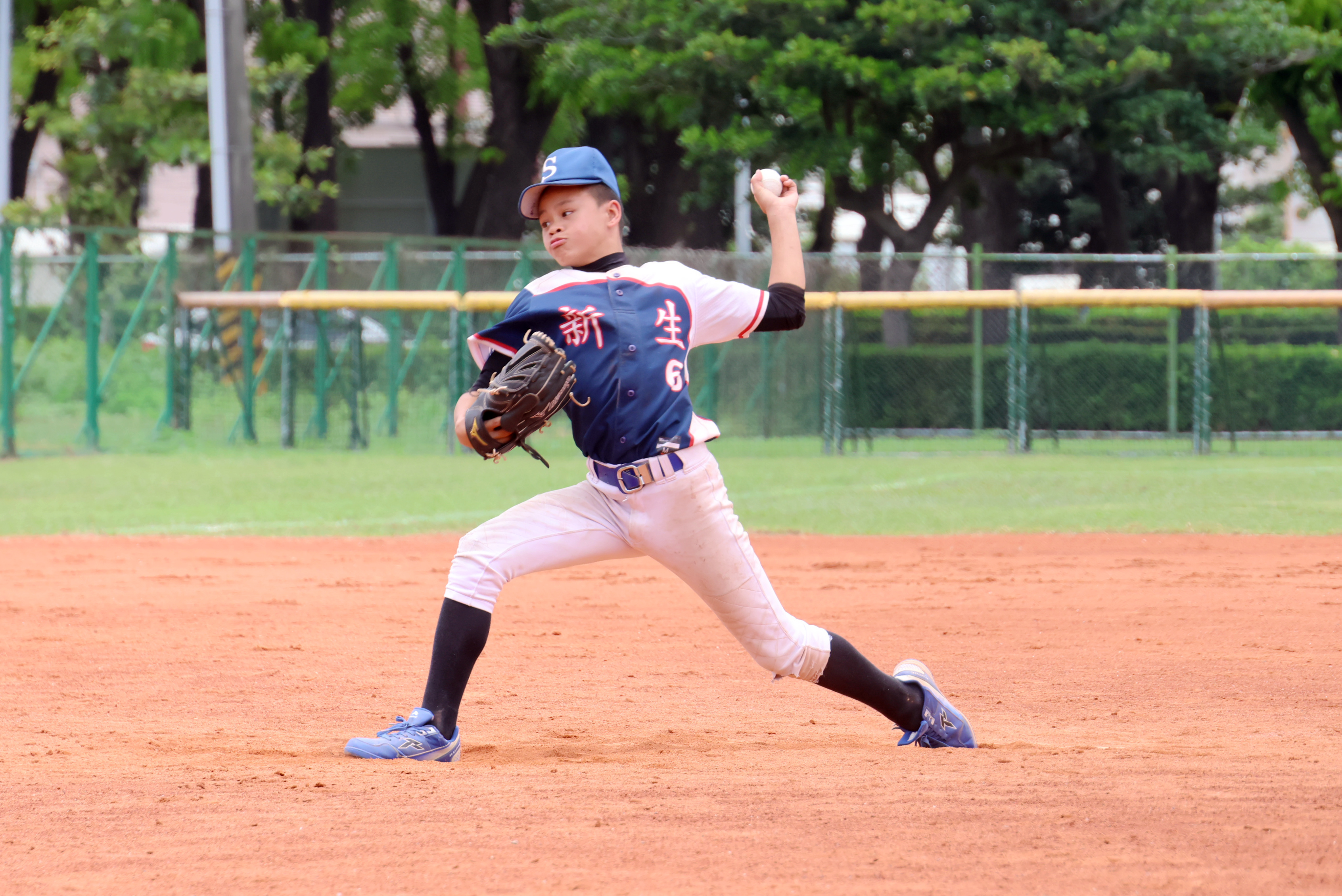 新生左投黃宇銓自4局上1出局滿壘危機登板。學生棒聯提供