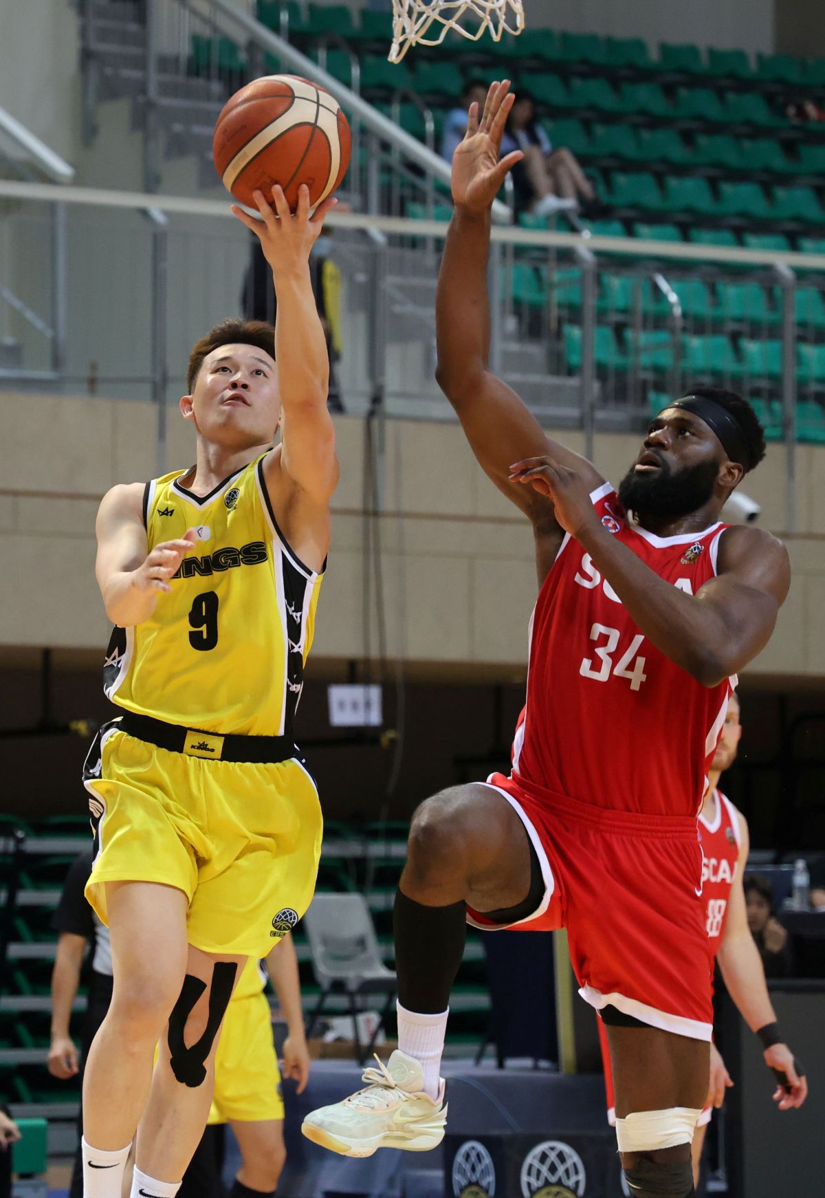 國王李愷諺（左）也陷入犯規麻煩全場僅打25分鐘德9分。陳楷攝