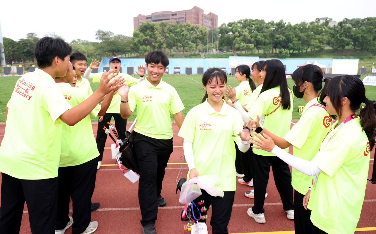 林姿璇吳柏玓摘金後受到學弟妹的鼓掌迎接。台南市體育局提供