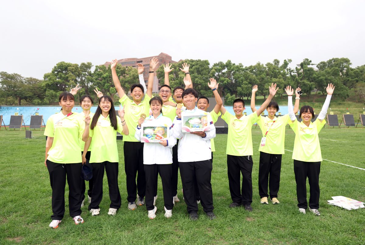 林姿璇吳柏玓為金城國中謝下首面全中運複合弓全中運金牌。台南市體育局提供