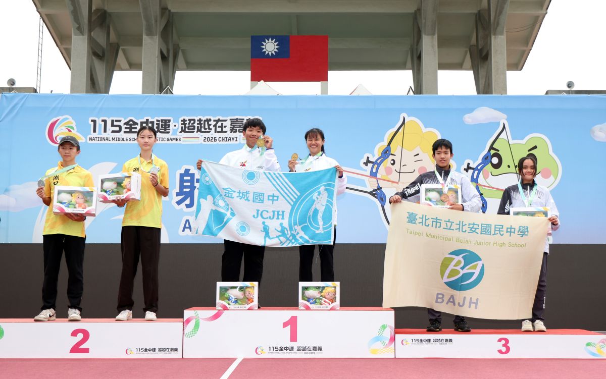 林姿璇吳柏玓為金城國中謝下首面全中運複合弓全中運金牌。台南市體育局提供1