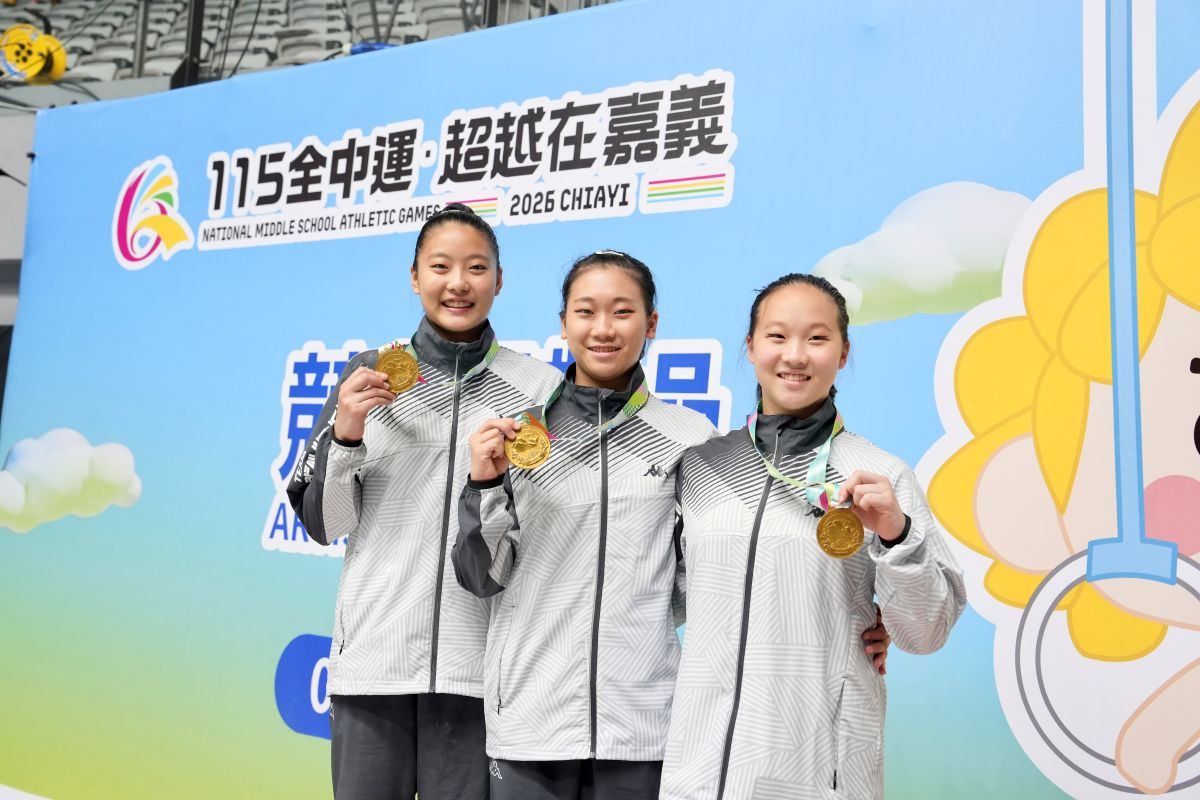 楊可玟(左起)、趙品姸、吳彧之替數位高中再奪女子成隊金牌。大會提供