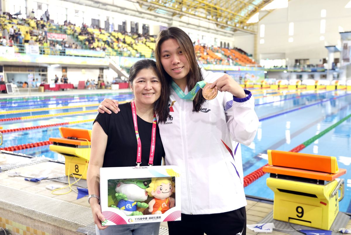 洪渝姍在高女組100公尺蝶式完成四連霸與母親開心合照。臺南市體育局提供