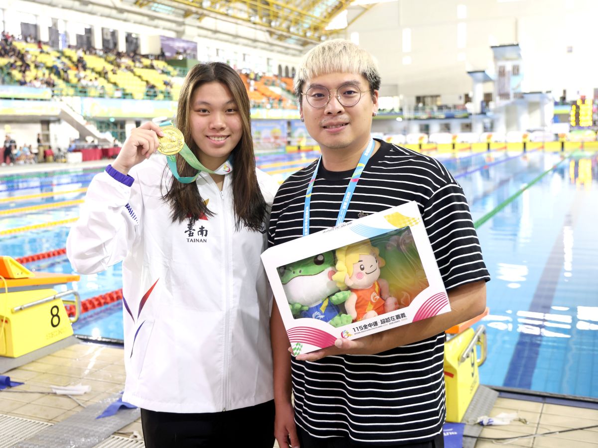 洪渝姍與教練黃硯歆開心合照。臺南市體育局提供