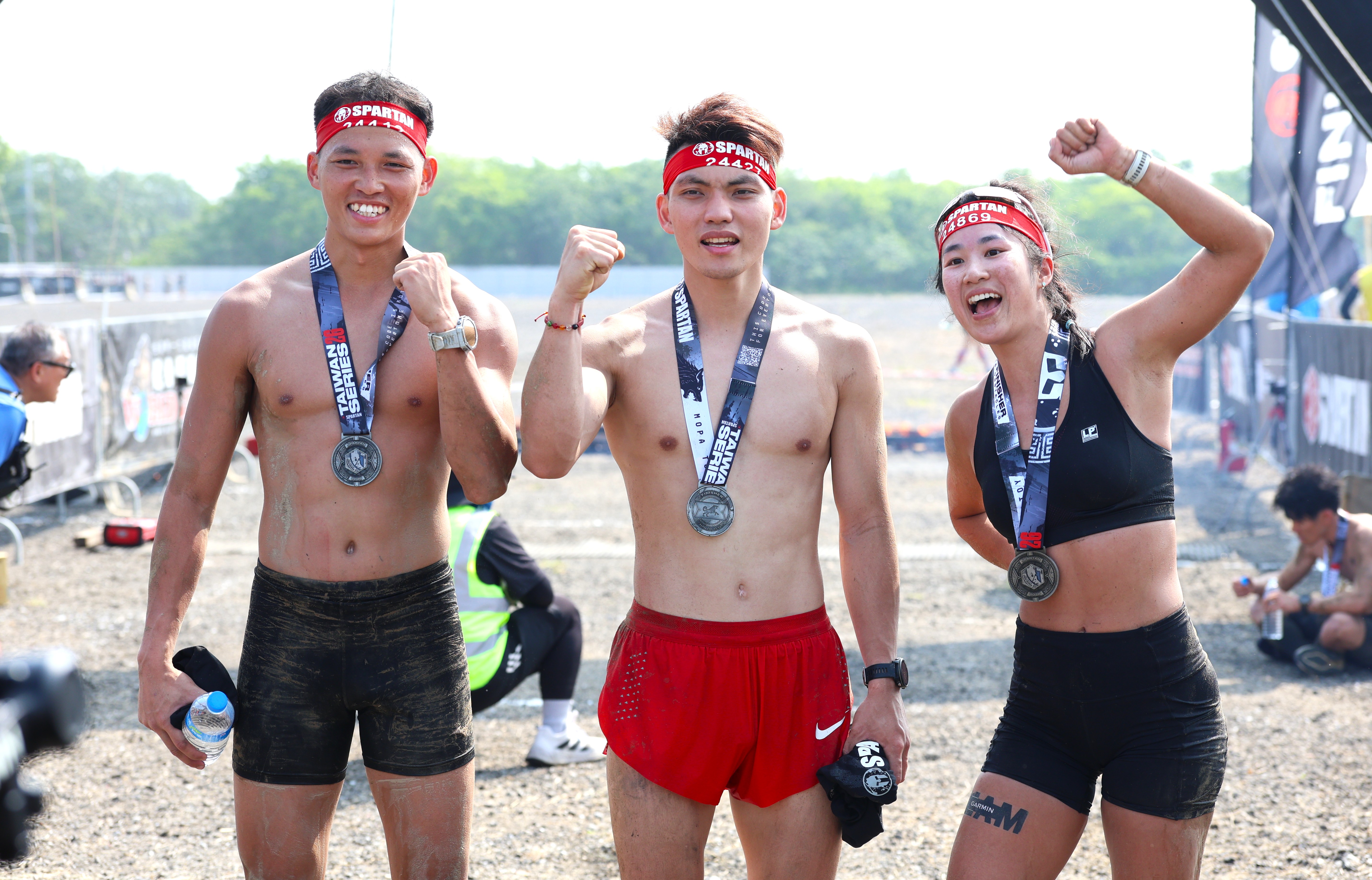紅髮戰士孫育彬（中）美女警花謝伯韶（右1）拿下台灣男女第一。大會提供