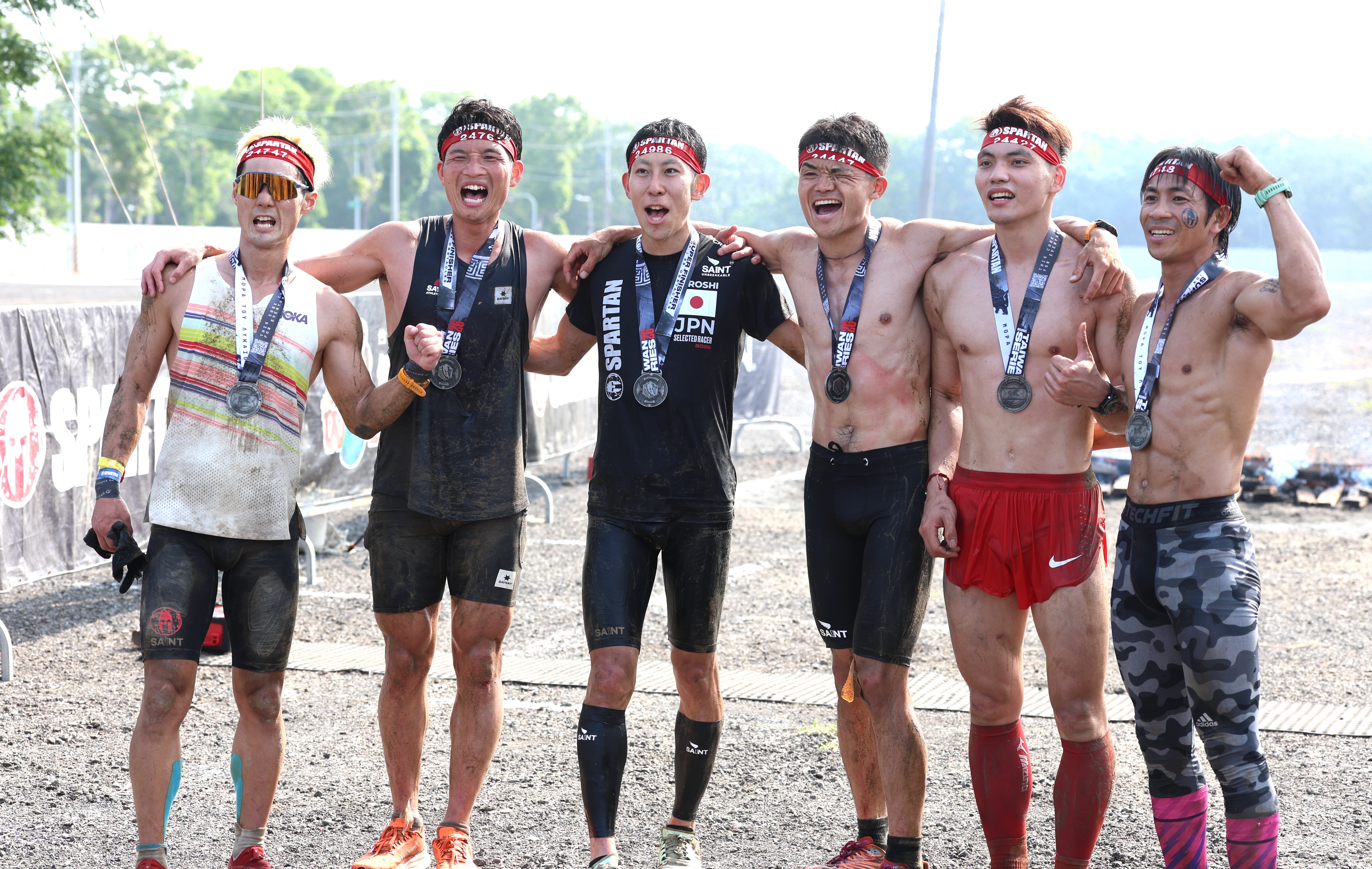 紅髮戰士孫育彬(右2)是男子前五中唯一台將。大會提供