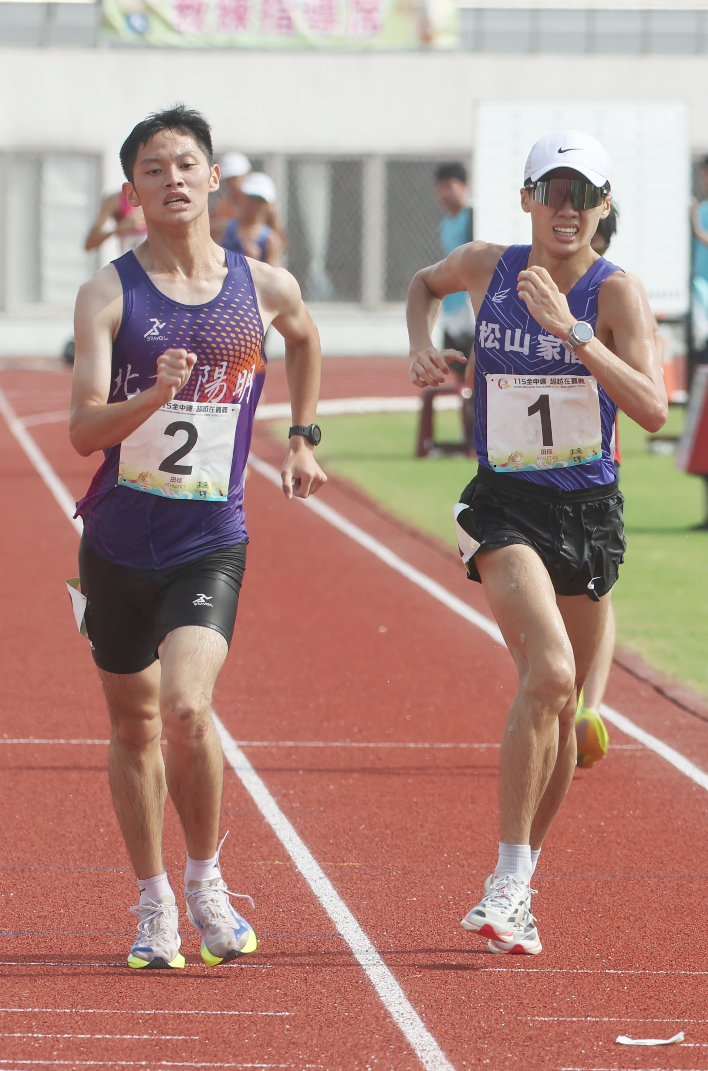 羅聖欽（左）終點前超越陳叡楷。陳怡誠攝