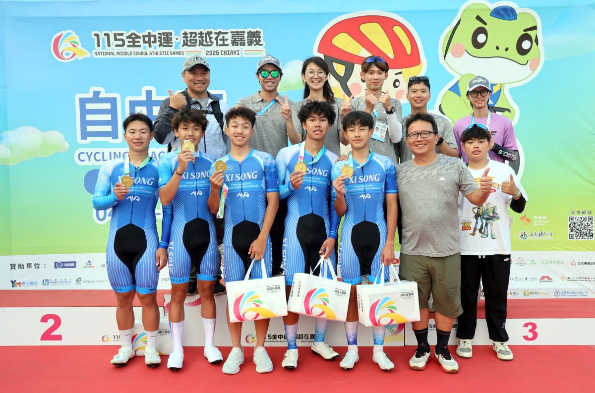 臺北市西松高中與校長合影。