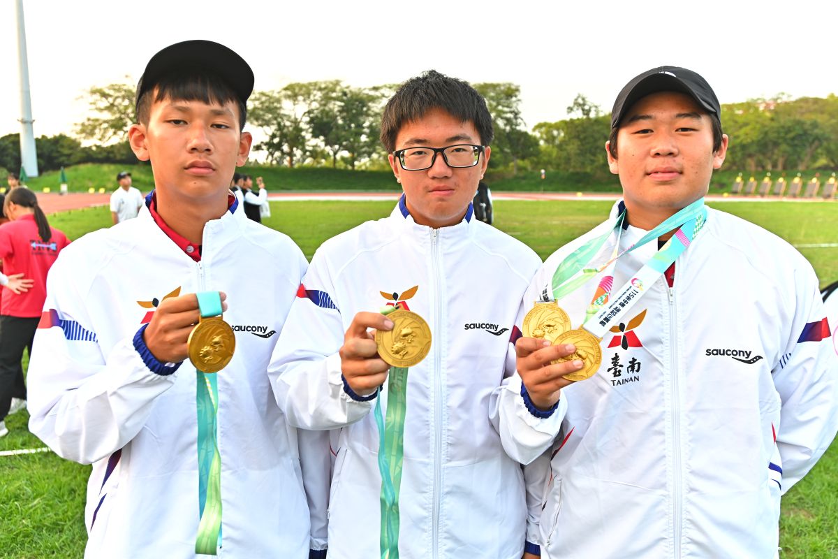 臺南海事三箭客開心展示全中運金牌。台南市體育局提供