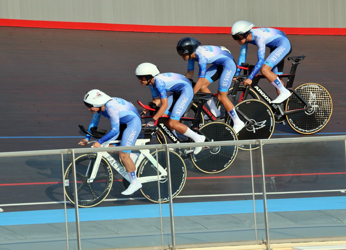 西松高中團隊追逐賽成功摘金。