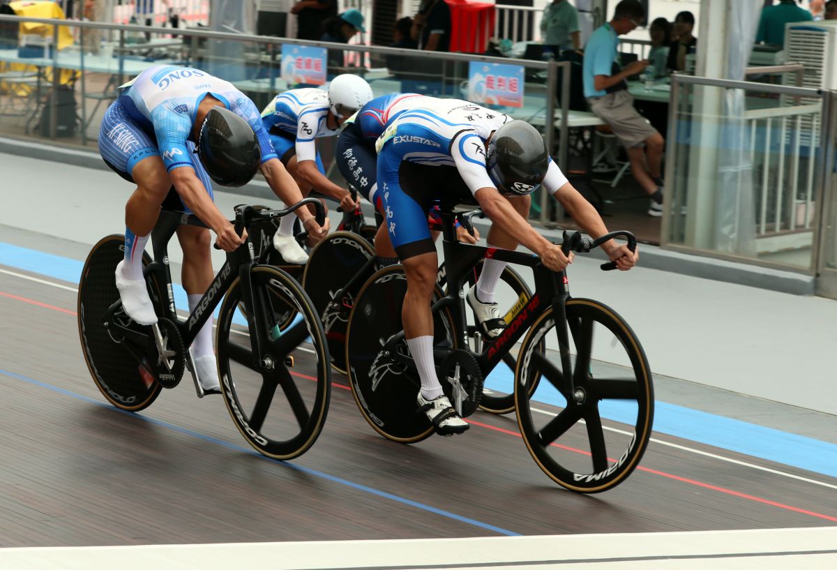 西松高中魏子棋(左)在高男競輪決賽以些微差距落後宿敵大甲高中林宜寬獲得銀牌。