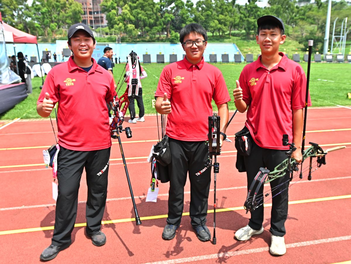 郭俊緯(左起)陳家紳、陳鑫源聯手為臺南海事拿下男團隊史首面金牌。台南市體育局提供