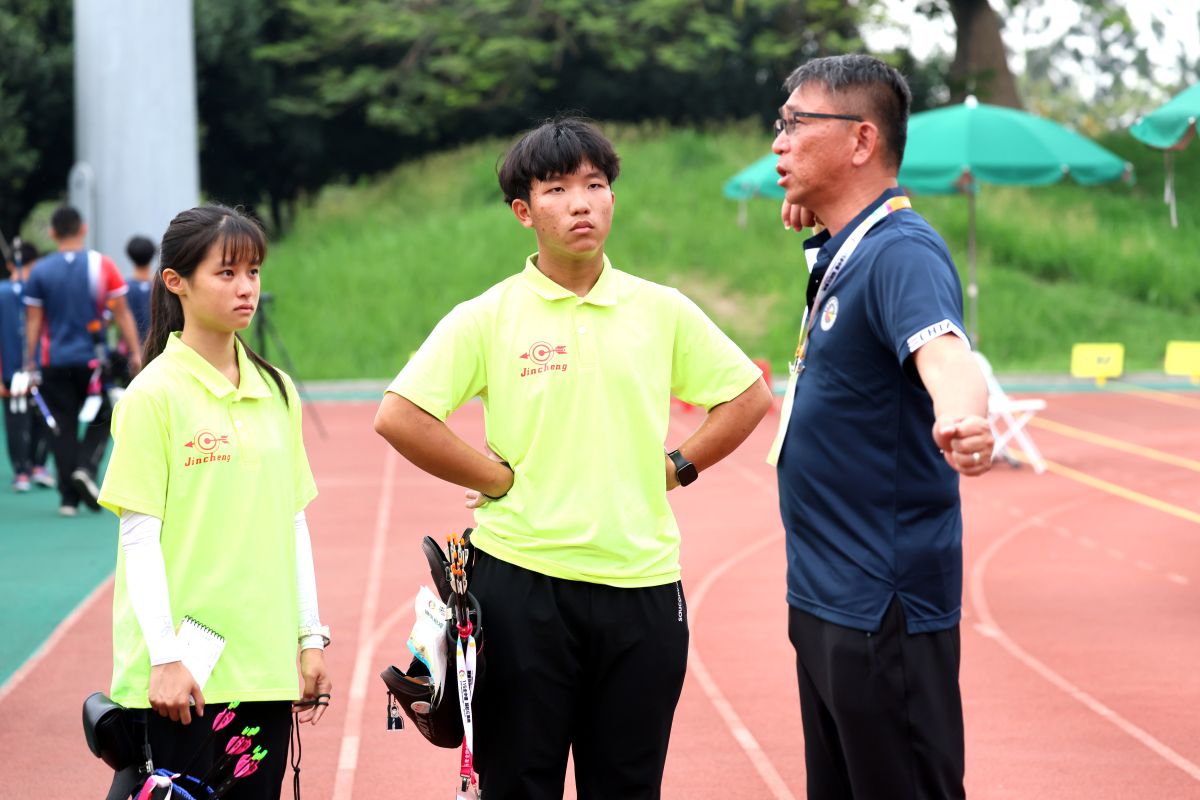 金城教練陳能陞(右)很肯定林姿璇／吳柏玓的表現。台南市體育局提供