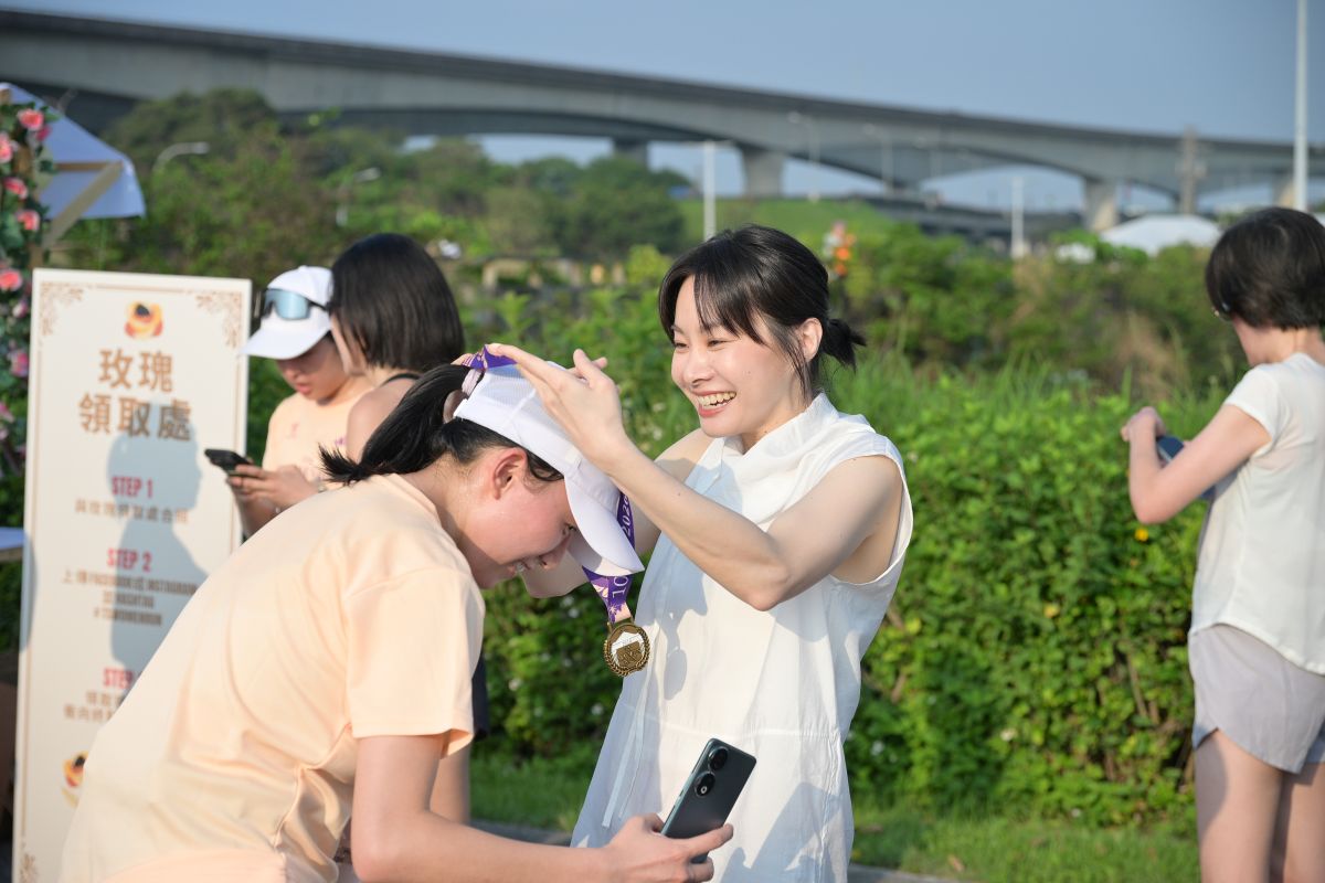 金曲歌后鄭宜農溫柔現身為10公里完賽選手掛牌。中華民國路跑協會提供