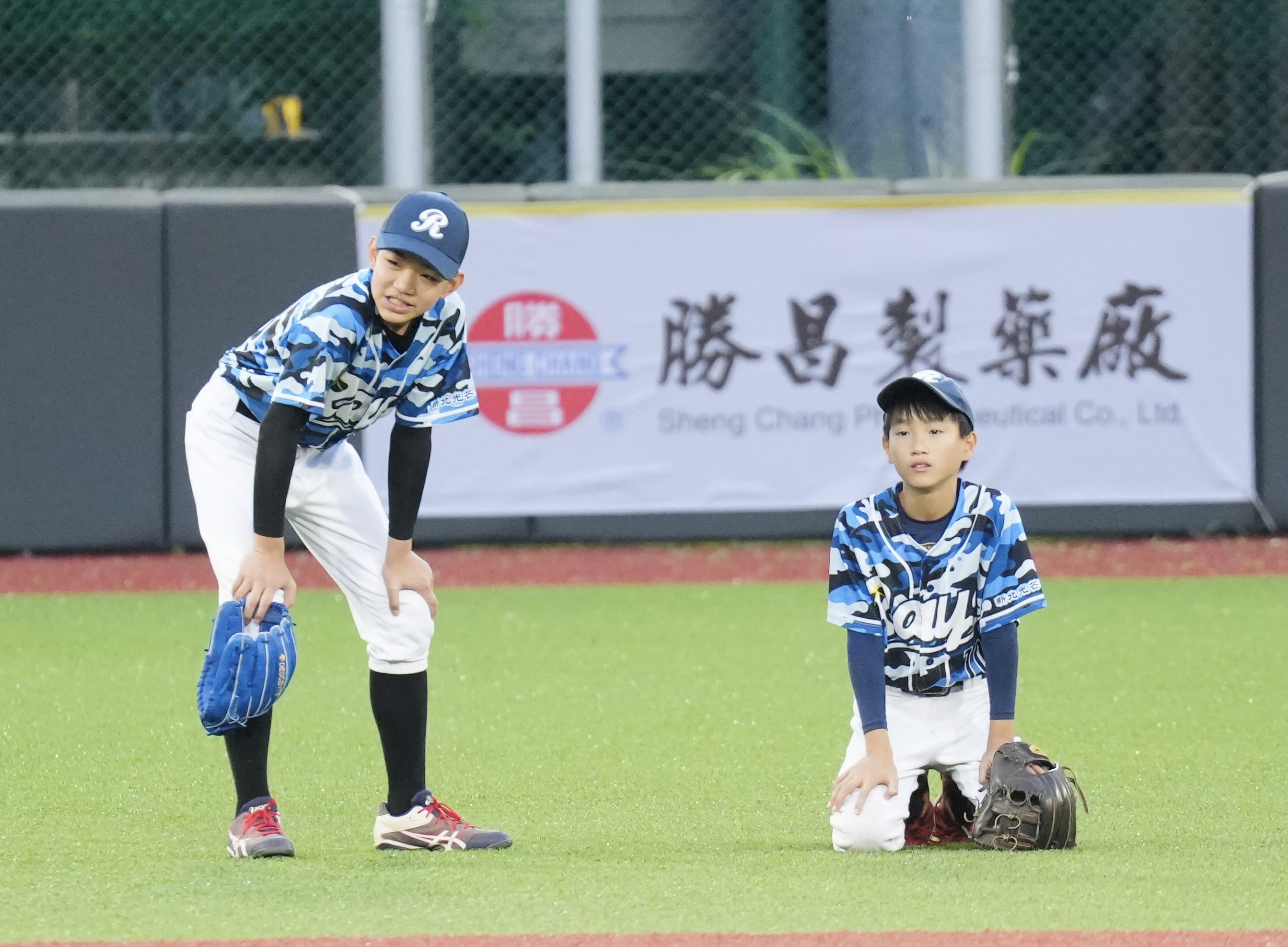 陳思達（右）等待判決過程中一臉擔心。臺灣世界少棒聯盟提供