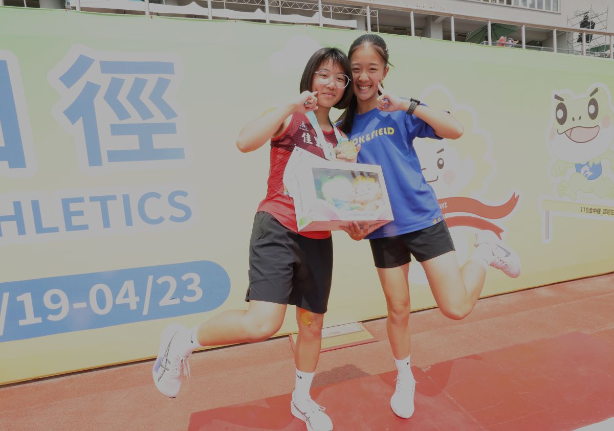 陳歆喬與麻吉合影。台南市體育局提供