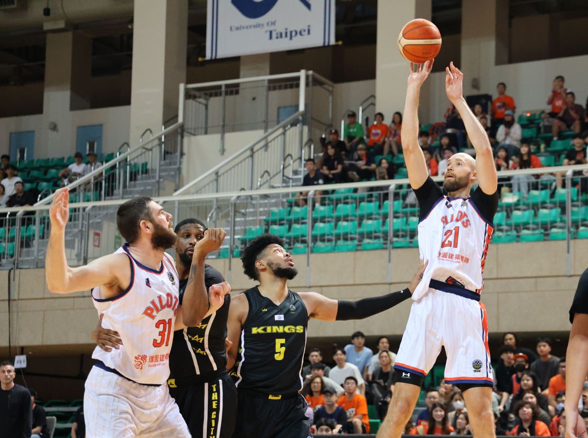 伯朗延伸中距離及外線拉開國王防線。陳楷攝