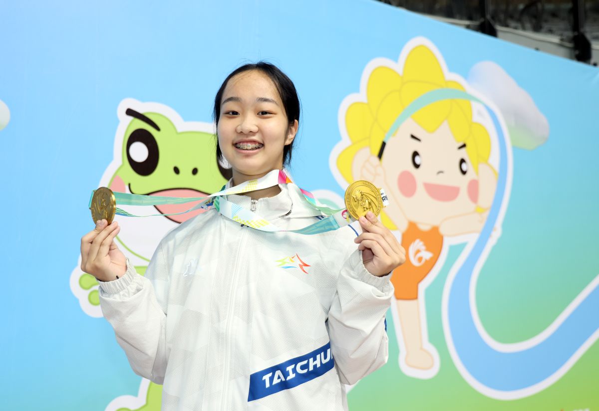 台中市東山高中江亞芸獲得高女個人全能與成隊金牌。特約記者郭運復攝